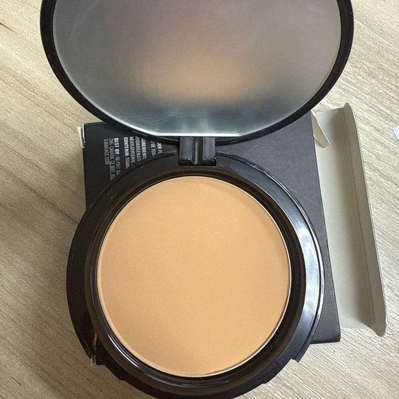 Il Makiage Powder Foundation – Bronze Beige - Picture 2 of 3